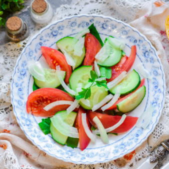 Овощной салат с растительным маслом