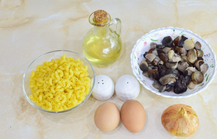 1. Этап. Макароны с грибами и яйцом: Перед началом приготовления подготовьте все ингредиенты.