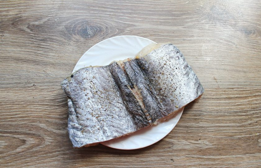 1. Этап. Запеченная хоки: Хоки почистите от чешуи и внутренностей, удалите плавники, внутренности и кости. Сполосните и обсушите.