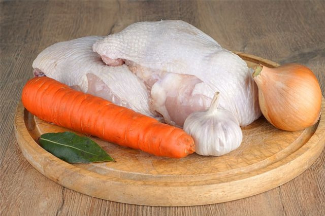 1. Этап. Холодец из куриной грудки с желатином: 1. Подготовьте овощи (луковицу, морковь, чеснок, специи). Вымойте кусочки птицы. Кроме грудки желательно использовать еще бедрышки или голени.