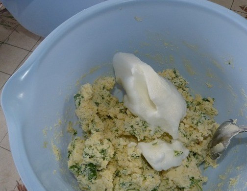 1. Этап. Творожная запеканка с зеленью: Частями вводим взбитые белки.