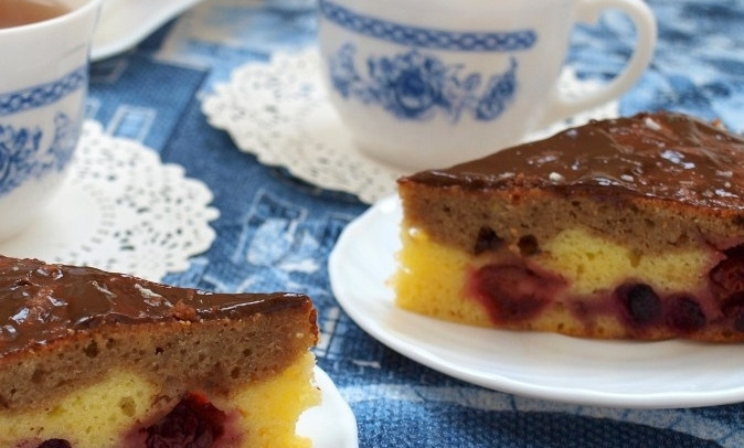 1. Этап. Творожно-сметанный кекс: 4. Теперь просто выливаем в форму шоколадное тесто, запекаем его до тех пор, пока не появится легкая корочка сверху. А потом вливаем тесто с вишнями и запекаем еще 50 минут при 200 градусах. Дальше пирог переворачиваем и поливаем глазурью. Готово!