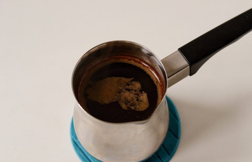 1. Этап. Карамельный кофе: Следом добавьте кофе. Доведите его трижды до кипения, постоянно снимая с огня.