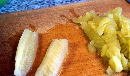 1. Этап. Солянка рыбная оригинальная: Порезать кубиком или «косячками». Выложить в кастрюлю, влить туда же огуречный рассол и каперсы. Снова накрыть, тушить 15 минут.