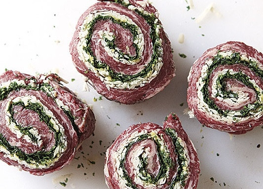 1. Этап. Говяжьи рулетики с сыром и зеленью: 3. Выложите рулетики на сковороду и обжарьте по 5-6 минут с каждой стороны до румяности. После переложите в жаропрочную форму, накройте фольгой и отправьте в разогретую до 200 градусов духовку, чтобы довести до готовности. Приятного аппетита!