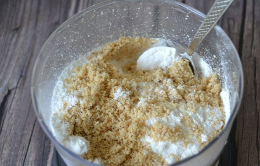 1. Этап. Дакуаз: Всыпьте к орехам 100 граммов сахарной пудры и перемешайте.