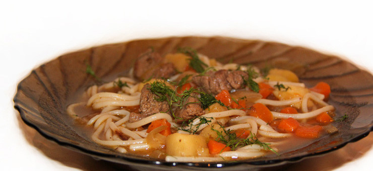 1. Этап. Лагман из конины: 5. При подаче насыпаем в тарелку сначала лапшу, а потом заливаем сверху мясным соусом. Приятного аппетита!