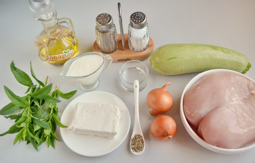 1. Этап. Куриный шашлык по-гречески с соусом: Подготовьте продукты для шашлыка, соуса и маринада, также понадобится плотный пакет для маринования. Овощи и мясо вымойте. Приступим!