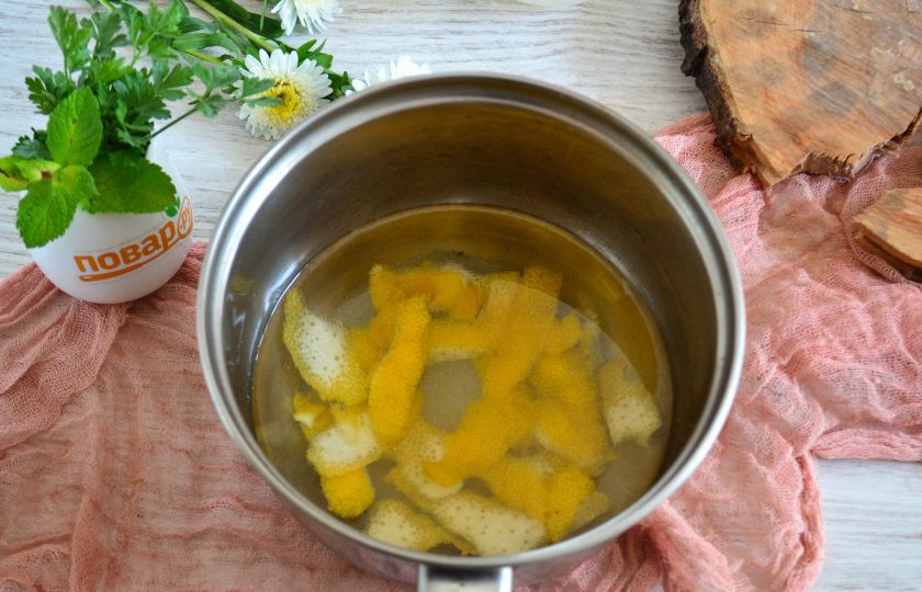 1. Этап. Лимонная настойка на самогоне: В небольшой кастрюльке смешайте воду, сахар и лимонную цедру. Поставьте на огонь и сварите сироп. Не забывайте часто помешивать, чтобы сахар не пригорел и хорошо растворился.