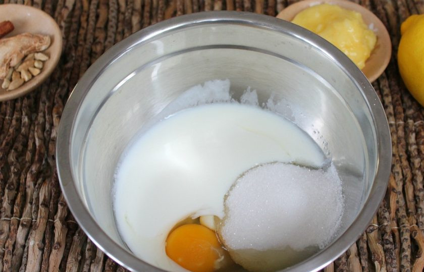 1. Этап. Медовые пряники на кефире: В миску налейте кефир, добавьте сахар и яйцо. Взбейте.