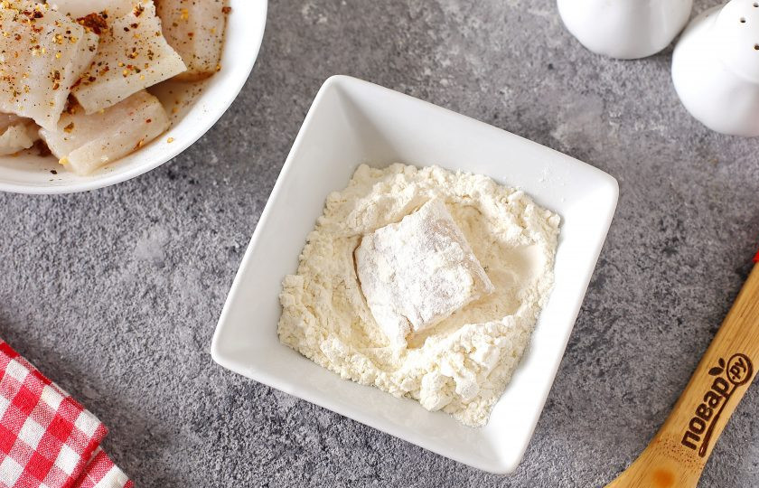 1. Этап. Минтай с фасолью в томатном соусе: Обваляйте каждый кусочек в муке.