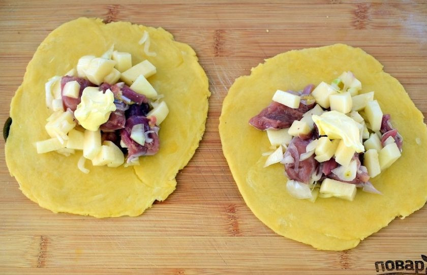 1. Этап. Сочный элеш с курицей: Большой шарик раскатайте в тонкую лепешку, в центр которой поместите 2-3 ст. л. начинки и 1 ч. л. сливочного масла.