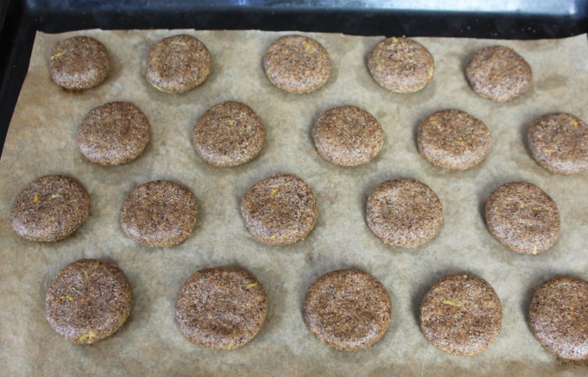 1. Этап. Ржаные пряники: Противень покрываем пекарской бумагой. Делаем круглые заготовки и выкладываем их в шахматном порядке. Выпекаем пряники при температуре 180-190 градусов около 20 минут.