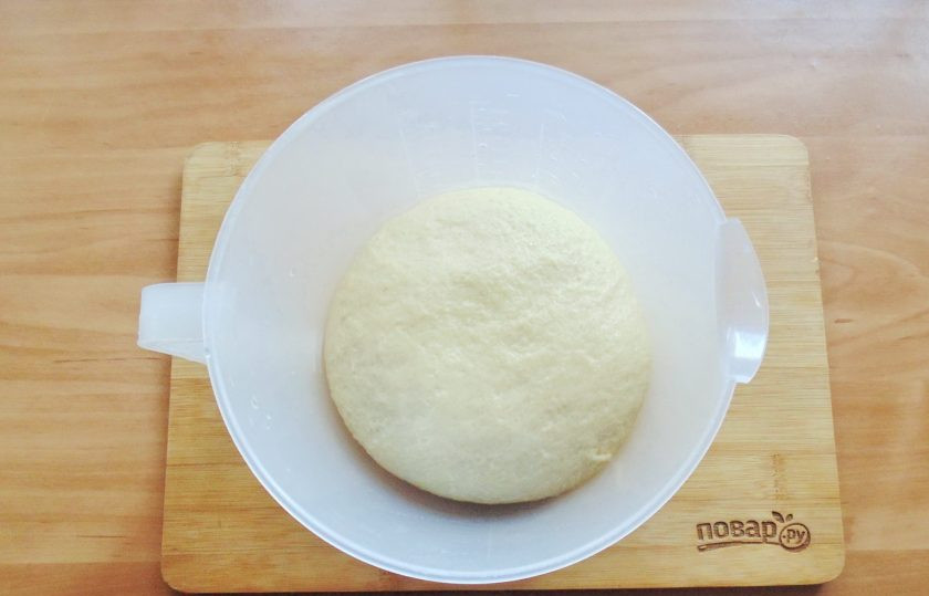 1. Этап. Дрожжевые рогалики с вишней: Замесите мягкое и эластичное тесто.
