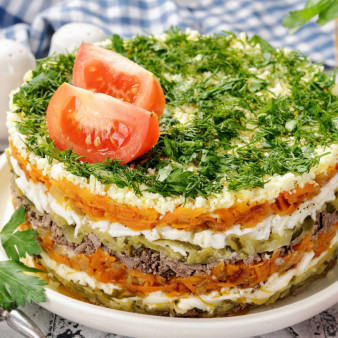 Слоеный салат с куриной печенью