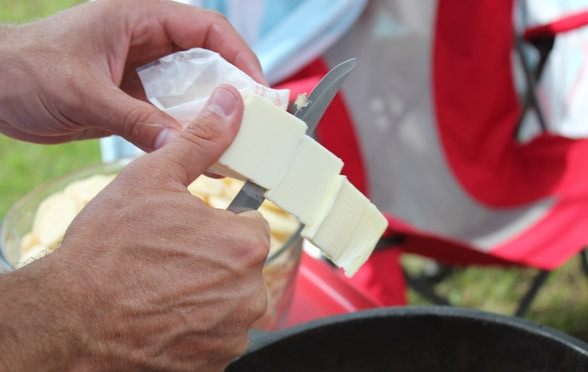 1. Этап. Картофель по-итальянски: Добавьте сливочное масло, перешивайте пока масло не растопится.