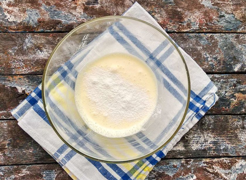 1. Этап. Печенье Экономное: К желткам добавьте просеянную муку и хорошо перемешайте.