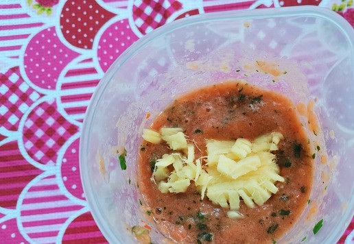 1. Этап. Острый соус из помидоров: Добавить нарезанный пластинками имбирь.