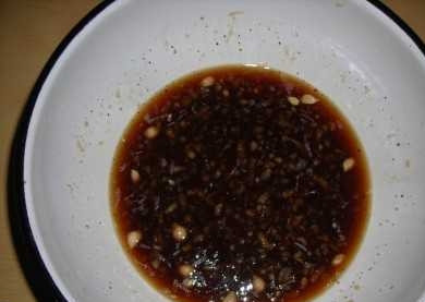 1. Этап. Салат с мидиями и кукурузой: Растительное масло смешать с лимонным соком, чесноком, соевым соусом и перцем. Поставить получившийся маринад в холодильник.