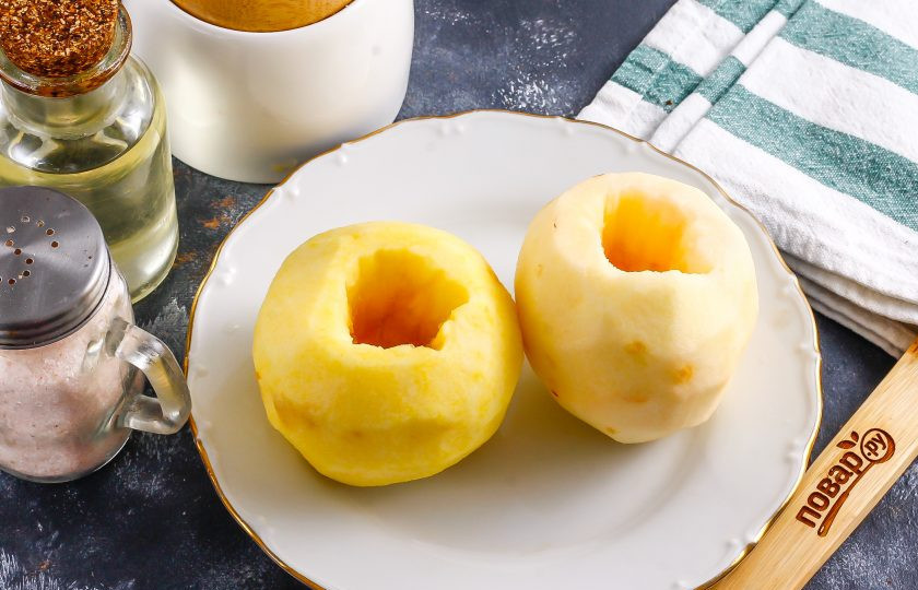 1. Этап. Жареные яблочные кольца: Яблоки очистите от кожуры и вырежьте семенные блоки так, чтобы фрукт не утратил своей формы. Промойте в воде.