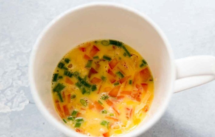 1. Этап. Омлет в микроволновке за 5 минут: 4. Добавьте к омлету соль и молотый перец, перемешайте.