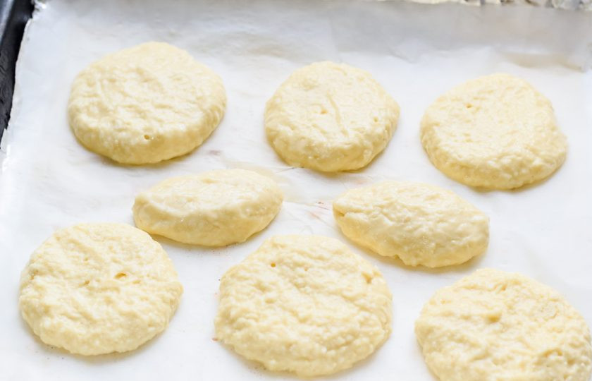 1. Этап. Кокосовое печенье без сахара: Сформируйте печенье и выложите его на противень, устеленный пергаментом. Выпекайте при 180 градусах 25-30 минут.