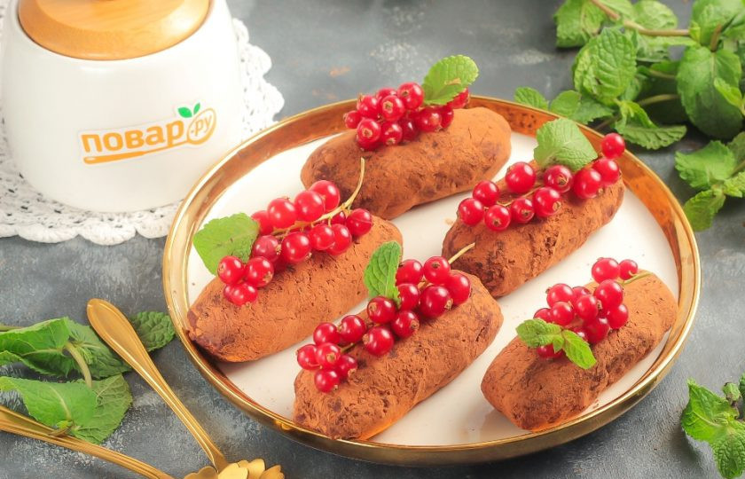 1. Этап. Пирожное Медовая картошка: Выложите на тарелку или блюдо и украсьте ягодами, кремом и т.д.