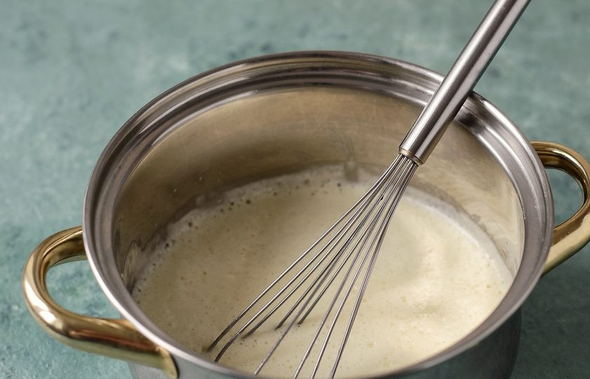 1. Этап. Ананасовый лимонад: Ананас измельчите в блендере с водой. Перелейте в кастрюлю, добавьте сахар и доведите до кипения. Варите 1 минуту.