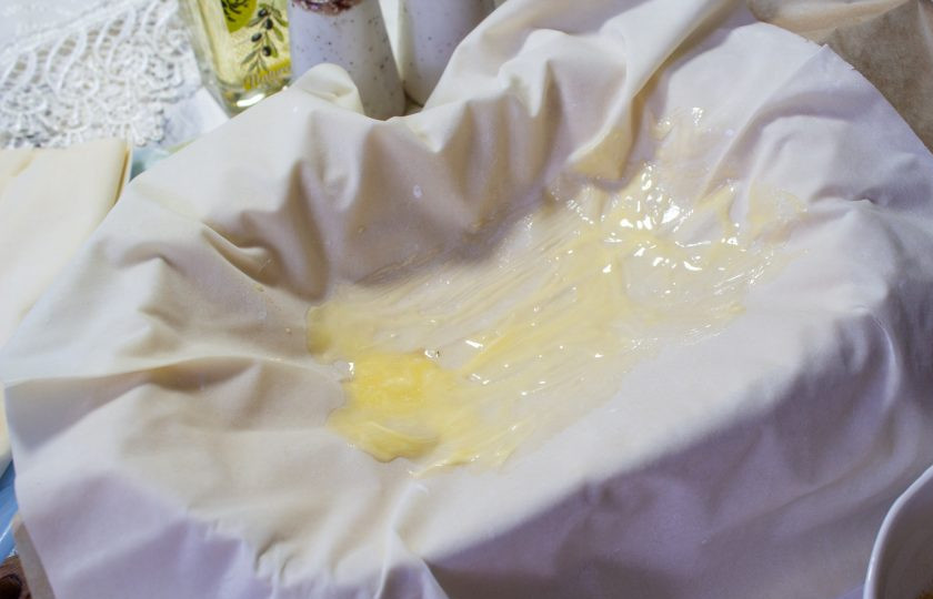 1. Этап. Спанакопита: Сливочное масло растопите. Прямоугольную форму для выпечки смажьте маслом или выстелите пергаментом. Выложите листы теста по одному так, чтобы свободные края свисали через бортики, щедро смазывая сливочным маслом. Всего у меня ушло 8 листов теста.