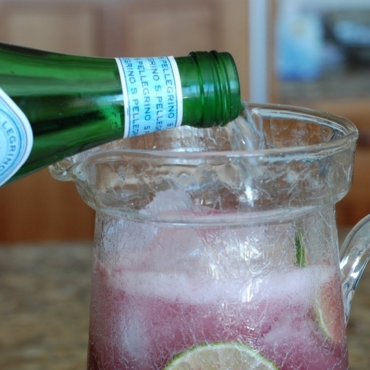 1. Этап. Пунш из лаванды: Наливаем в кувшин газировку. Перемешиваем - и пунш из лаванды готов.