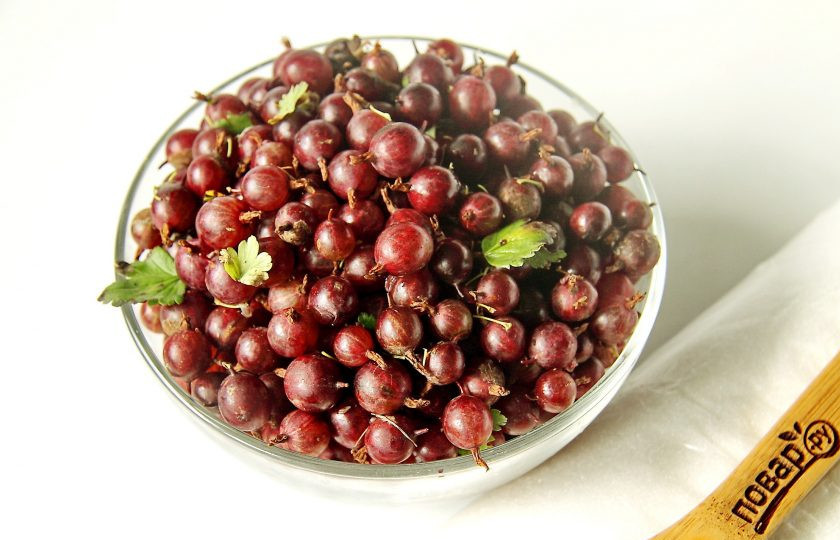 1. Этап. Варенье из крыжовника через мясорубку: Подготовьте все ингредиенты.