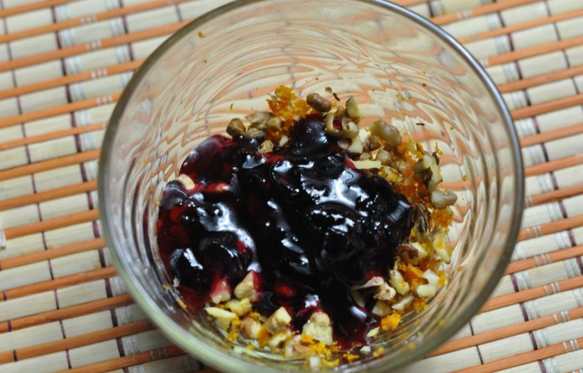 1. Этап. Яблоки по-вешенски: Натрите цедру на терке, смешайте ее с вареньем и орехами.