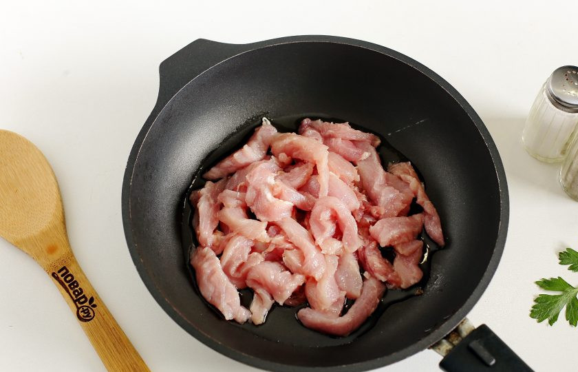 1. Этап. Салат Днепровский: Свинину нарежьте соломкой.