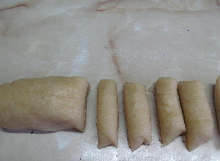 1. Этап. Пирожки из заварного теста с тунцом: Достаньте тесто и сформируйте его в виде колбаски. Нарежьте на кусочки весом 35 гр.