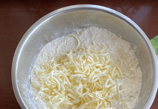 1. Этап. Самса Тюльпан: В миску просейте муку, добавьте соль и разрыхлитель и натрите на крупной терке, холодное сливочное масло. Массу перетрите в мелкую крошку.