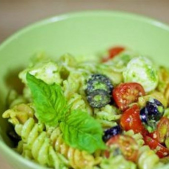 Салат из пасты с соусом песто