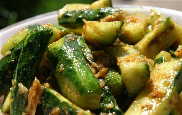 1. Этап. Салат по-корейски из огурцов: Перемешать и убрать в холодильник хотя бы на полчаса. Переложить в салатник и подать на стол.