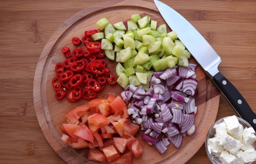 1. Этап. Салат сербский: Нарежьте все овощи крупными кусочками. Такими же кусочками нарежьте брынзу.