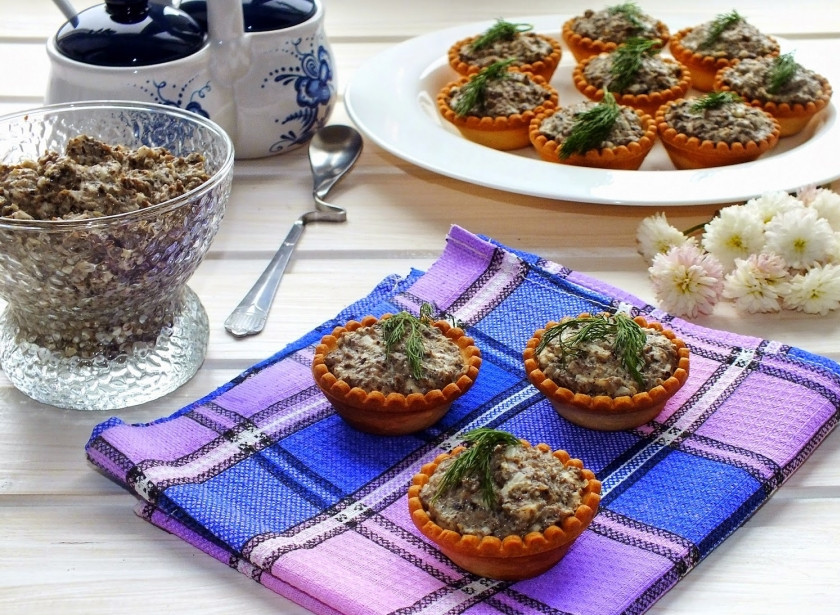 1. Этап. Тарталетки с шампиньонами: Разложите массу по тарталеткам. Уберите в холодильник до подачи. Перед застольем украсите веточками зелени. Приятного аппетита!