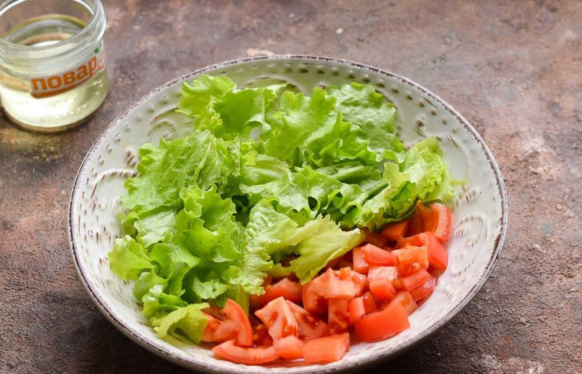 1. Этап. Салат из брокколи с яйцом и помидорами: Переложите помидоры в тарелку, добавьте салатные листья, порванные руками.