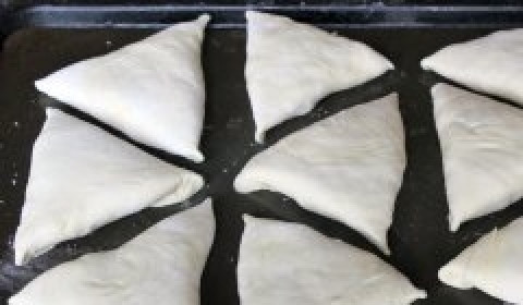 1. Этап. Cамса с курицей и сыром: 4. Склеиваем края, чтобы получился треугольник. Запекаем примерно 20-25 минут при 200 градусах в духовке.