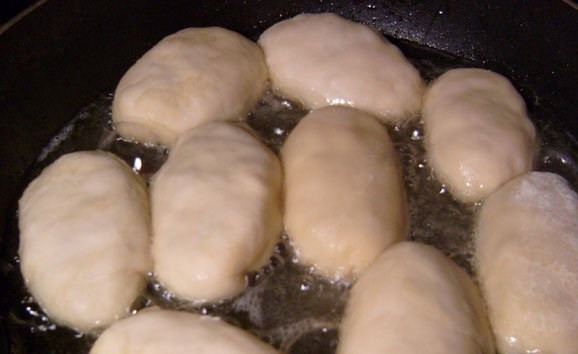 1. Этап. Постные пирожки на скорую руку: Жарим на подсолнечном масле с двух сторон до золотистого цвета.