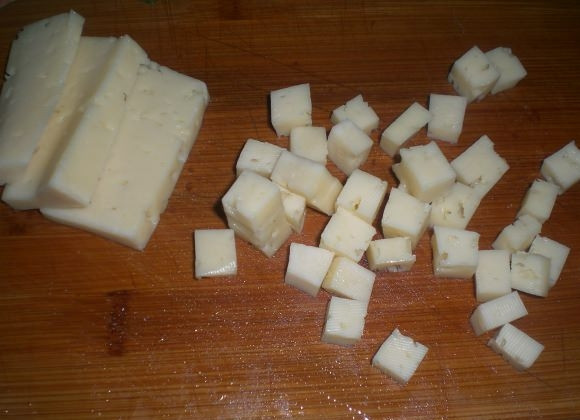 1. Этап. Салат пикантный с языком: Сырок плавленый порежьте такими же кубиками, как и помидоры.