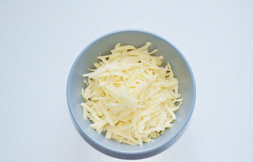 1. Этап. Хычины на кефире: Для сырной - натрите сыр на крупной терке. Для пикантности можно добавить немного чеснока.