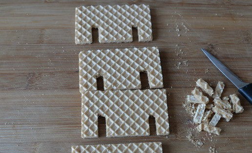 1. Этап. Салат-намазка Колодец: Переходим к творчеству. Берём хлебцы, острым ножом аккуратно вырезаем выемки, как показано на фото. Из 