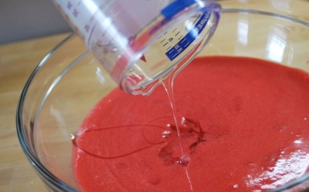 1. Этап. Земляничное пюре: В миску с земляничной кашицей вливаем тонкой струйкой остывший сахарный сироп, одновременно перемешивая ингредиенты деревянной лопаткой. Затем берем концентрированный лимонный сок, который можно спокойно приобрести в любом магазине, и добавляем его в миску с сиропом и земляникой при помощи мерной ложечки. Не добавляйте много лимонного сока, вы можете перекислить землянику, 50 миллилитров будет вполне достаточно.