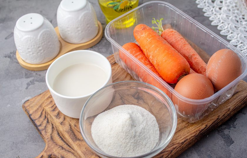 1. Этап. Оладьи из моркови Морковники: Подготовьте все ингредиенты. Манную крупу можно заменить на муку, по желанию. Молоко, если хотите, то замените на кефир или сметану, тоже будет вкусно.