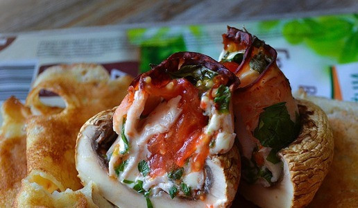 1. Этап. Шампиньоны с ветчиной и сыром: Подать с блинчиком.