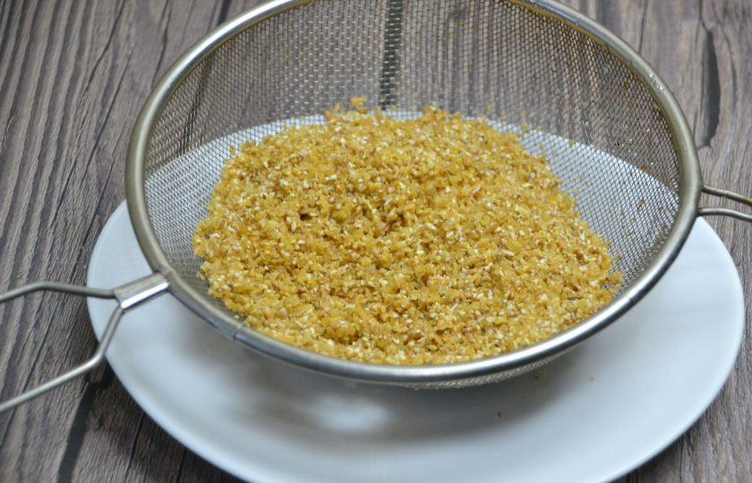 1. Этап. Каша Артек: Пока нагревается молоко с водой, промойте крупу, откиньте на сито.