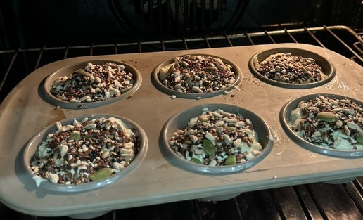 1. Этап. Закусочные сырные кексы: Отправить выпекаться в духовку на 30-35 минут при температуре 180 градусов